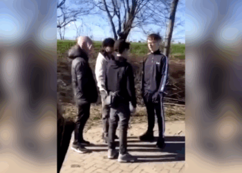 pestkoppen en jongen met rood haar