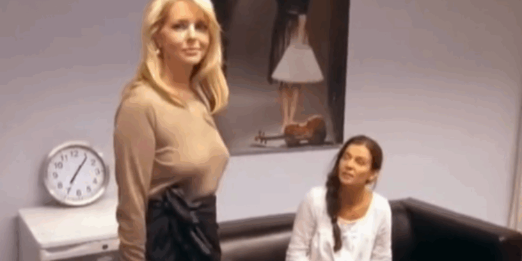 Chantal Janzen zonder ondergoed