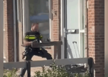 deur die politie niet open krijgt