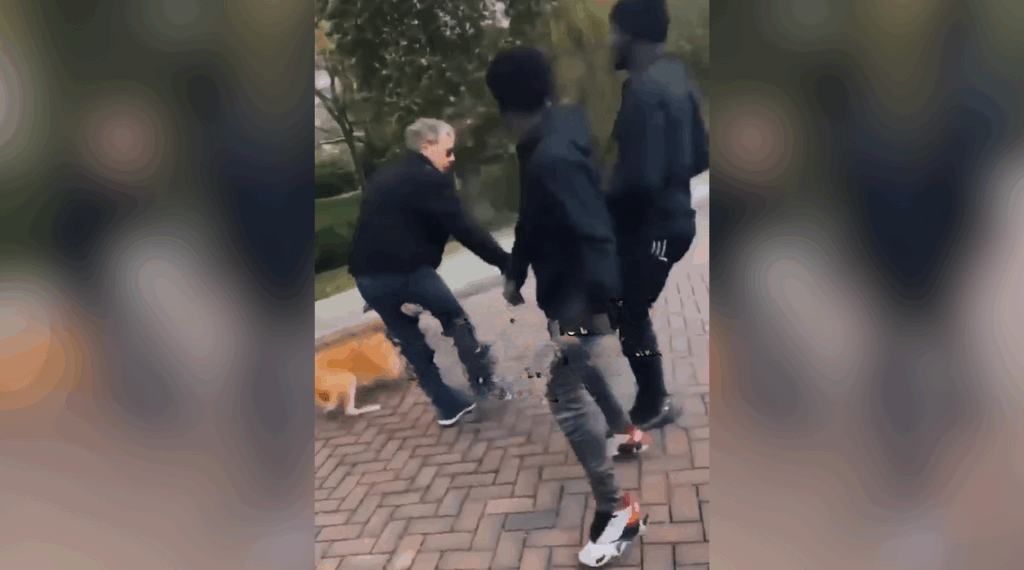 jongeren vallen oudere man aan