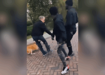 jongeren vallen oudere man aan