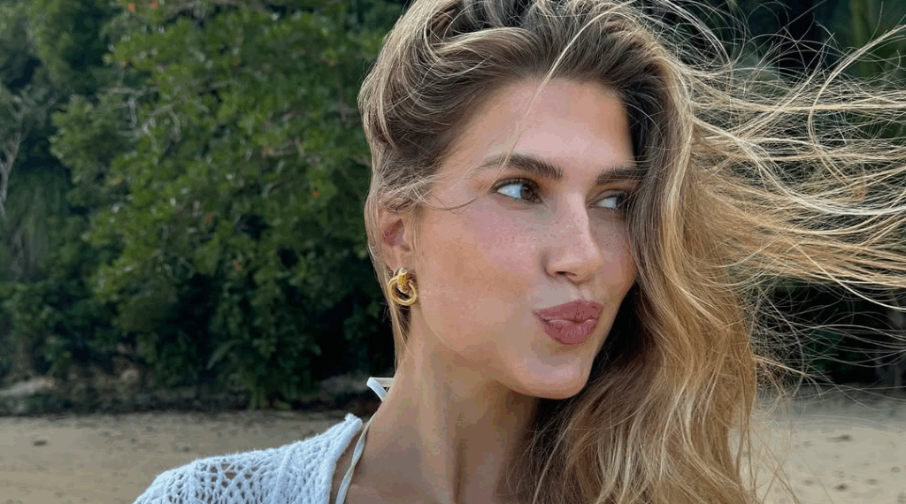 Kara in pikante bikini