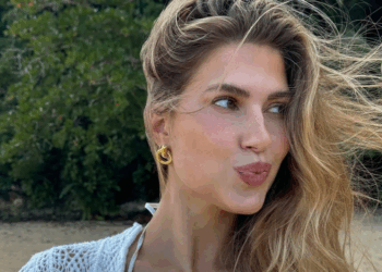 Kara in pikante bikini