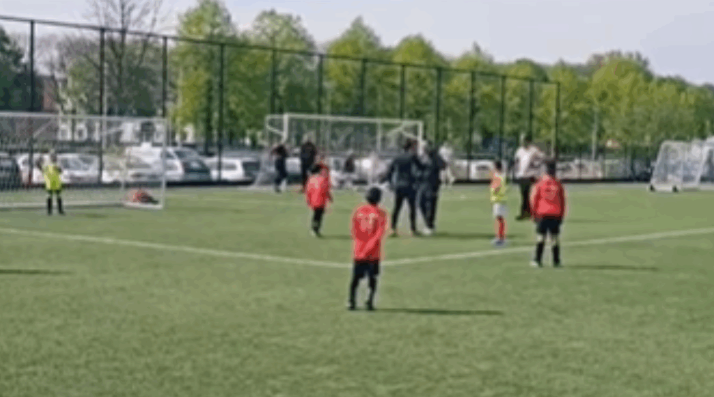 vader slaat scheidsrechter knock-out