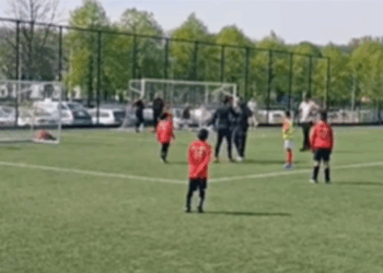 vader slaat scheidsrechter knock-out