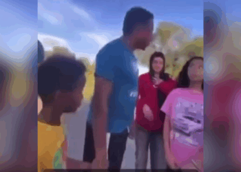 Vader confronteert pesters