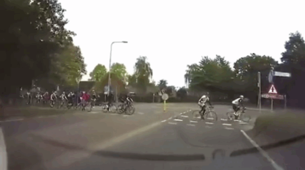 wielrenners op de weg