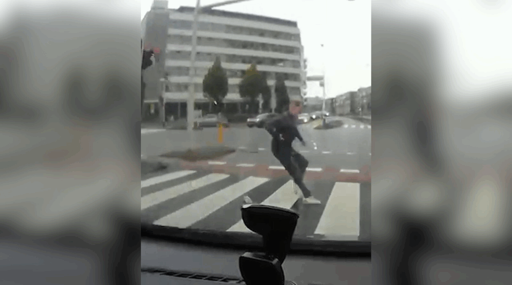 Discussie na rode stoplichtactie: voetganger of bestuurder de schuldige?