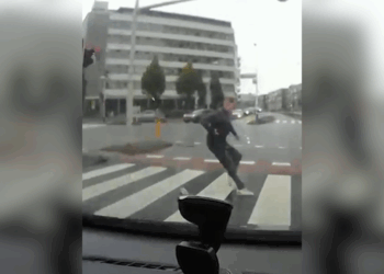 Discussie na rode stoplichtactie: voetganger of bestuurder de schuldige?