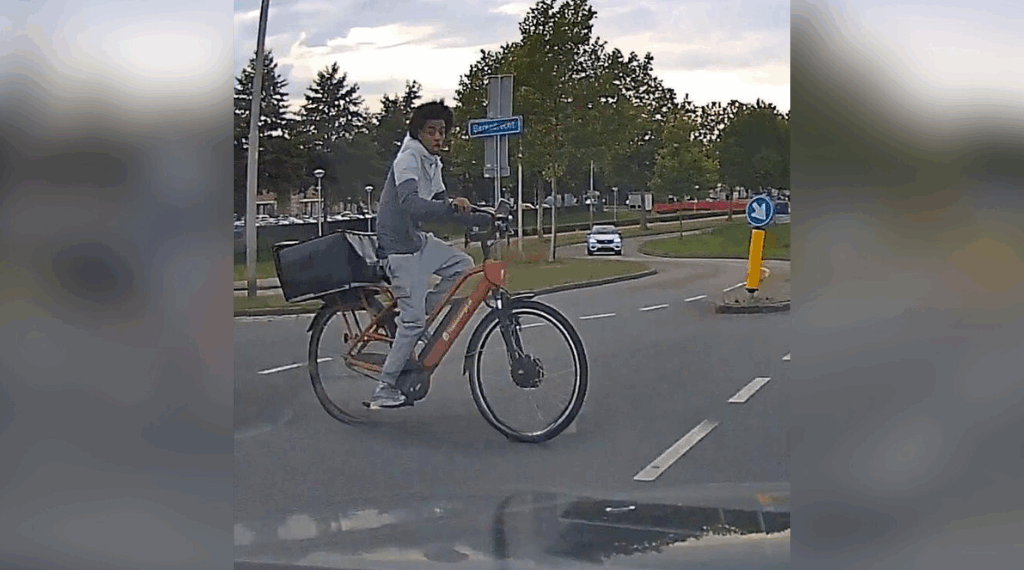 Gevaarlijk gedrag: bezorger Thuisbezorgd kijkt niet op tijdens oversteken