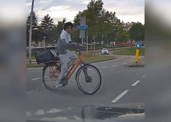 Gevaarlijk gedrag: bezorger Thuisbezorgd kijkt niet op tijdens oversteken