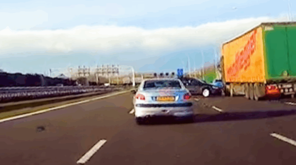 Invoegen gaat mis: auto spint na actie voor vrachtwagen en botst hard