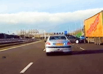 Invoegen gaat mis: auto spint na actie voor vrachtwagen en botst hard