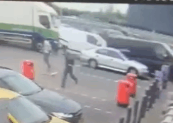 vrachtwagen ongeluk tankstation