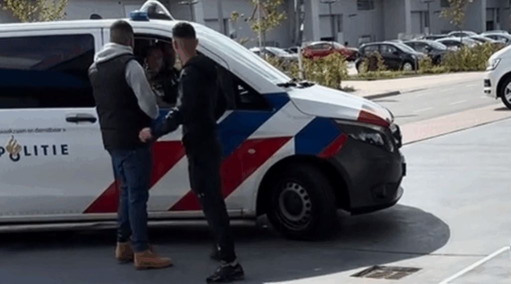 vrouwelijke agent in gevaar