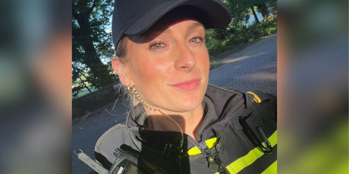 kantoorfoto van jonge politieagente laat internet compleet ontploffen