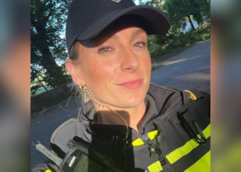 kantoorfoto van jonge politieagente laat internet compleet ontploffen