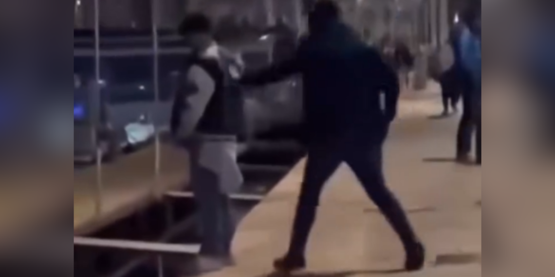 man gooit wildplassende migrant het water in