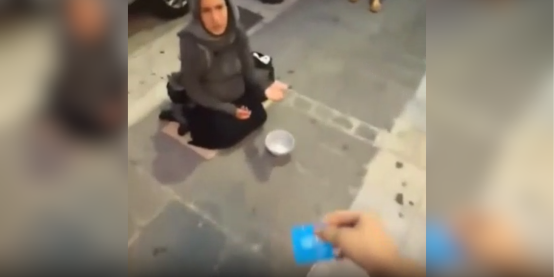 man helpt moeder op straat