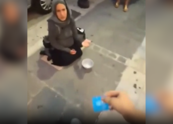 man helpt moeder op straat